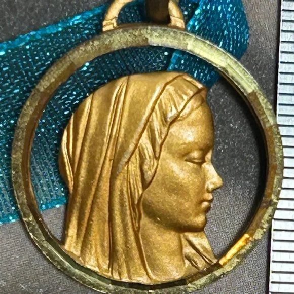 Vintage Gold Plated Virgin Mary Our Lady of Lourdes Religious Pendant Charm - Picture 3 of 5